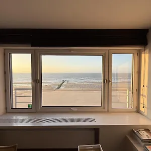 Compleet Met Frontaal Zeezicht Oostende